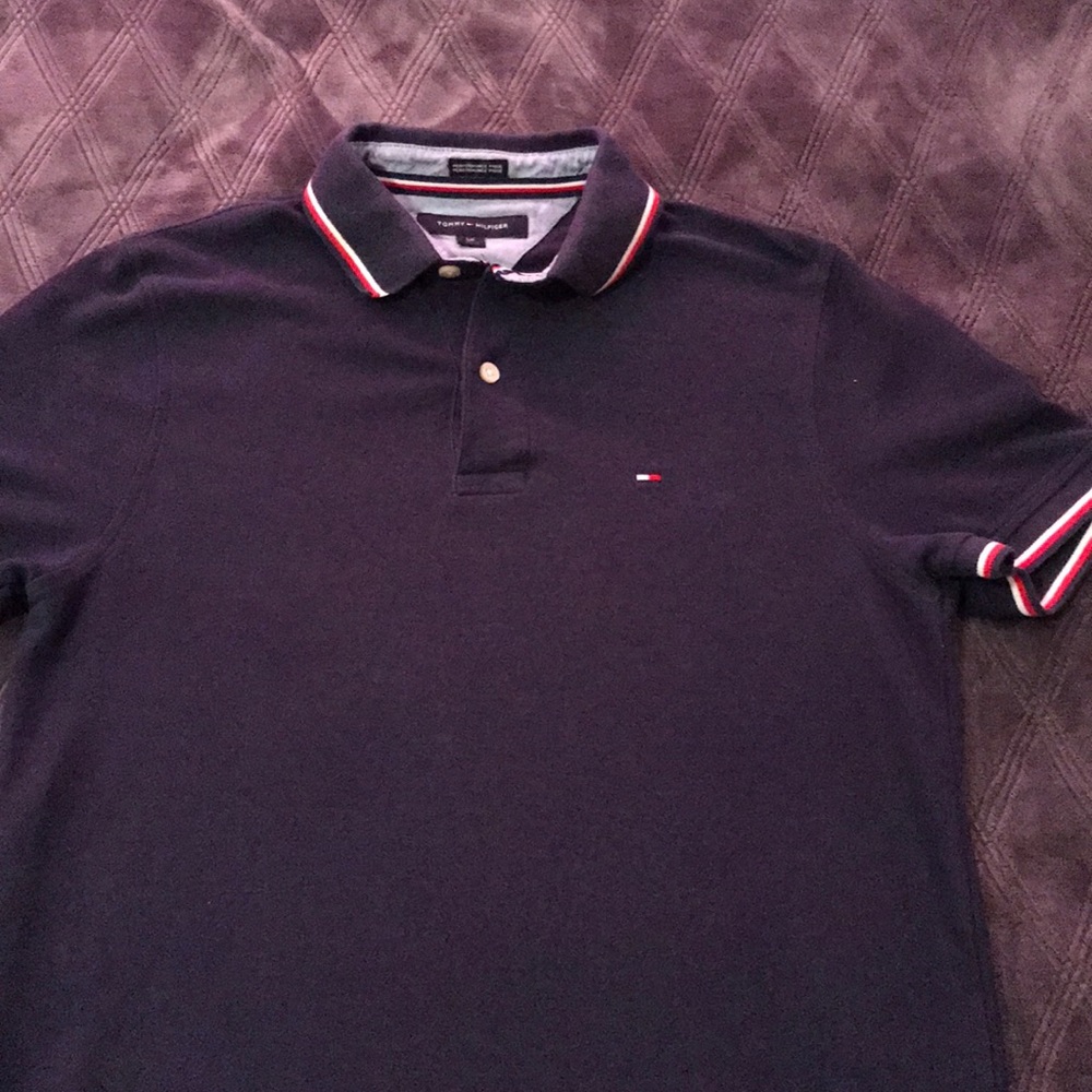 A blue navy tommy shirt.